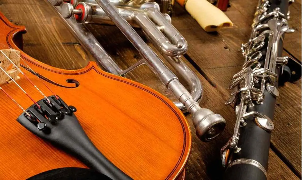 Perché alcuni strumenti musicali si chiamano “legni” anche se sono fatti di metallo? Ecco la risposta