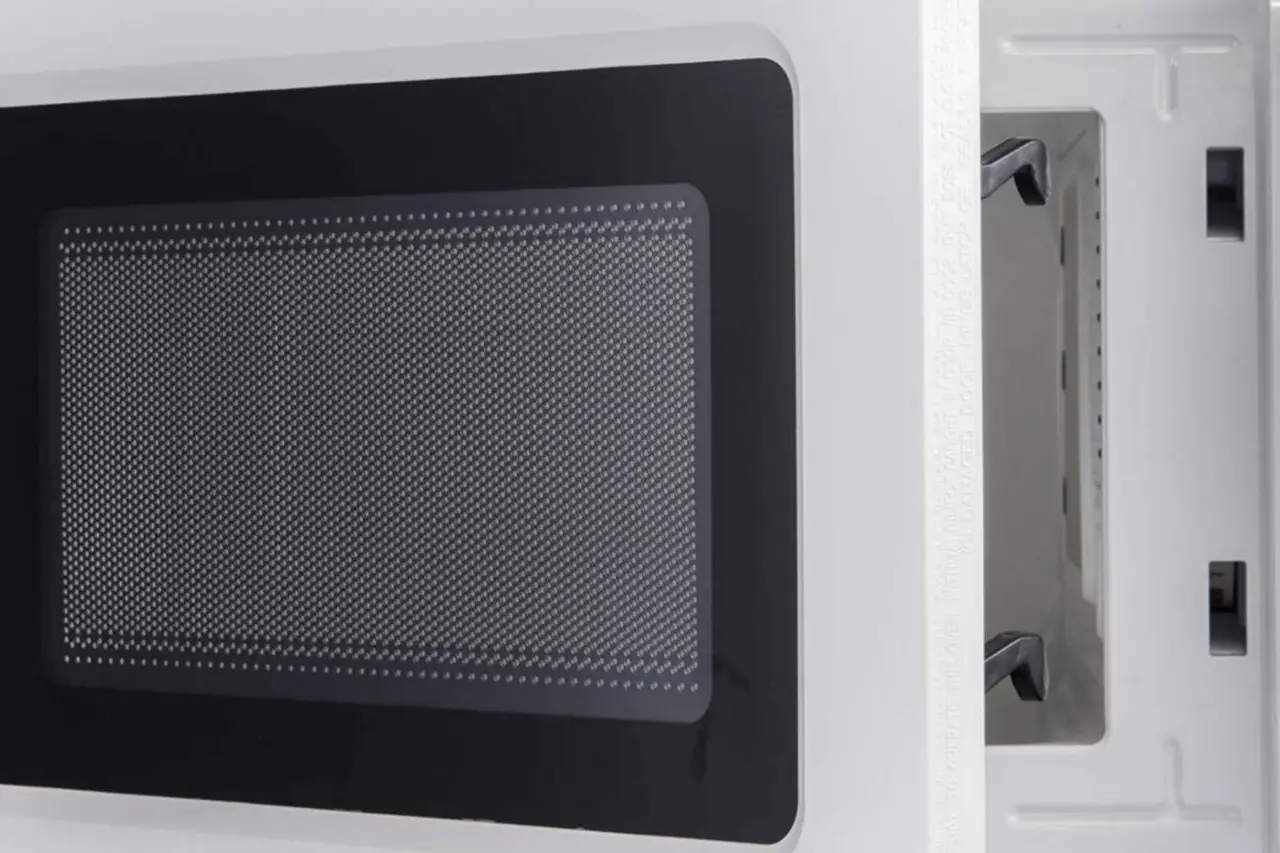Riparare il microonde conviene davvero? Ecco quando ti stanno solo facendo sprecare soldi