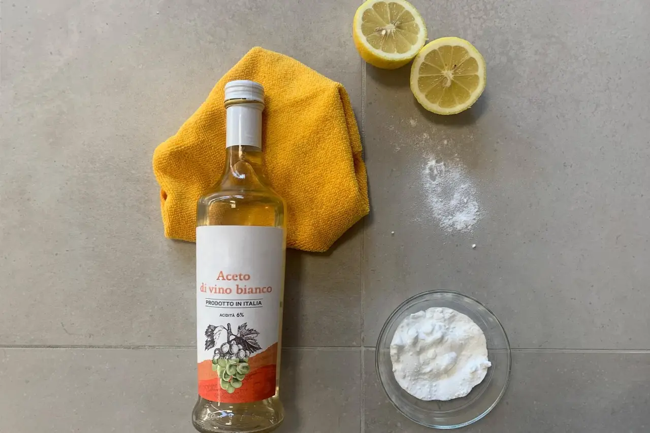 Non solo per il calcare: ecco le superfici che puoi pulire con l’aceto e quelle da evitare